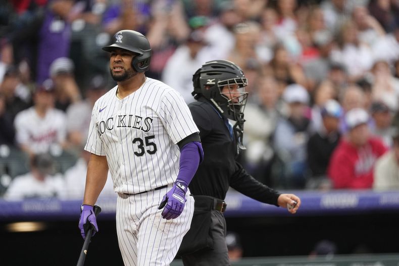 El venezolano Elías Díaz, de los Rockies de Colorado, se dirige a la cueva tras llevarse un ponche en el juego del viernes 9 de agosto de 2024, ante los Bravos de Atlanta (AP Foto/David Zalubowski)