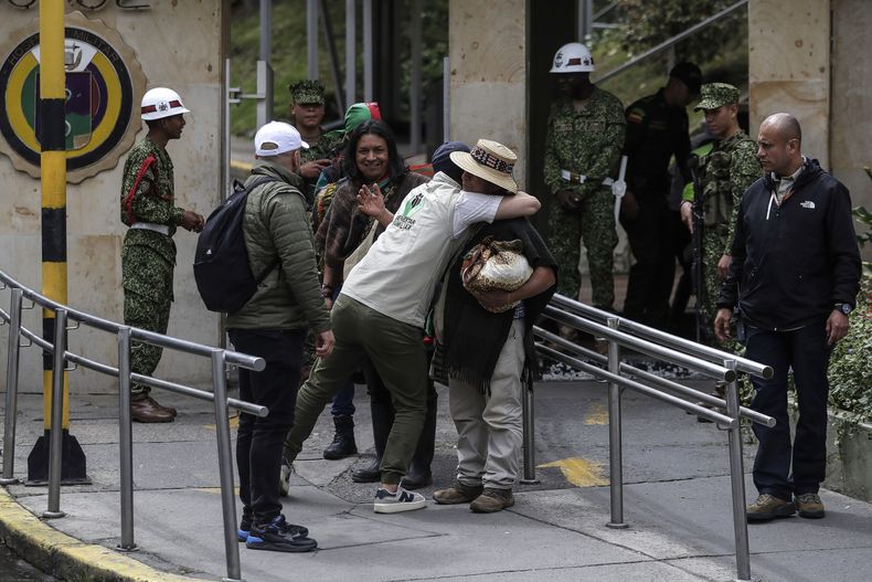 Un líder indígena y un funcionario de bienestar familiar se abrazan en la entrada del hospital militar donde los cuatro niños indígenas que sobrevivieron a un accidente aéreo en la Amazonía colombiana que mató a tres adultos y luego desafiaron la selva durante 40 días antes de ser encontrados con vida, están recibiendo atención médica, en Bogotá, Colombia, el sábado 10 de junio de 2023. (Foto AP/Iván Valencia)