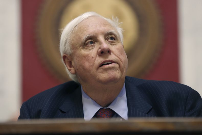 El gobernador de Virginia Occidental, el candidato republicano al Senado Jim Justice, el 10 de enero de 2024, en Charleston, Virginia Occidental. (AP Foto/Chris Jackson, Archivo)