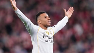 Kylian Mbappé celebra tras anotar el tercer gol del Real Madrid en la victoria 3-0 contra el Athletic Bilbao en la Liga española, el miércoles 3 de diciembre de 2025. (AP Foto/José Bretón)