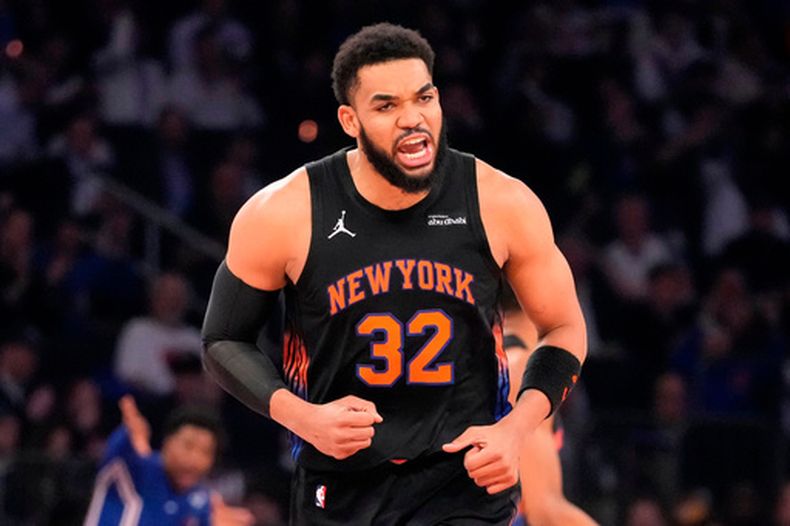El dominicano Karl-Anthony Towns, de los Knicks de Nueva York, festeja durante el segundo partido de la serie de playoffs ante los 76ers de Filadelfia, el miércoles 6 de mayo de 2026 (AP Foto/Yuki Iwamura)