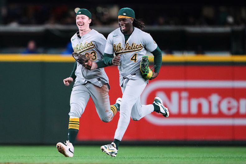 Henry Bolte (33) y Lawrence Butler (4), de los Atléticos de Oakland, festejan la victoria sobre los Marineros de Seattle el jueves 3 de septiembre de 2026 (AP Foto/Lindsey Wasson)