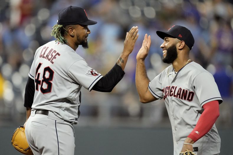 Los dominicanos Emmanuel Clase (48) y Amed Rosario de los Guardianes de Cleveland celebran luego del triunfo ante los Reales de Kansas City en Kansas City, Misuri martes 27 de junio de 2023. (AP Foto/Charlie Riede