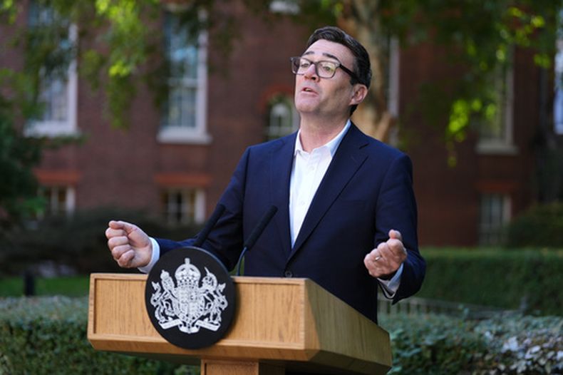El primer ministro británico Andy Burnham pronuncia un discurso en una recepción en 10 Downing Street, Londres, el lunes 21 de septiembre de 2026, para reconocer la aportación de organizaciones y voluntarios que apoyaron a comunidades en todo Reino Unido este verano, durante las recientes olas de calor, incendios forestales y otras emergencias. (Jonathan Brady/Pool Foto vía AP)