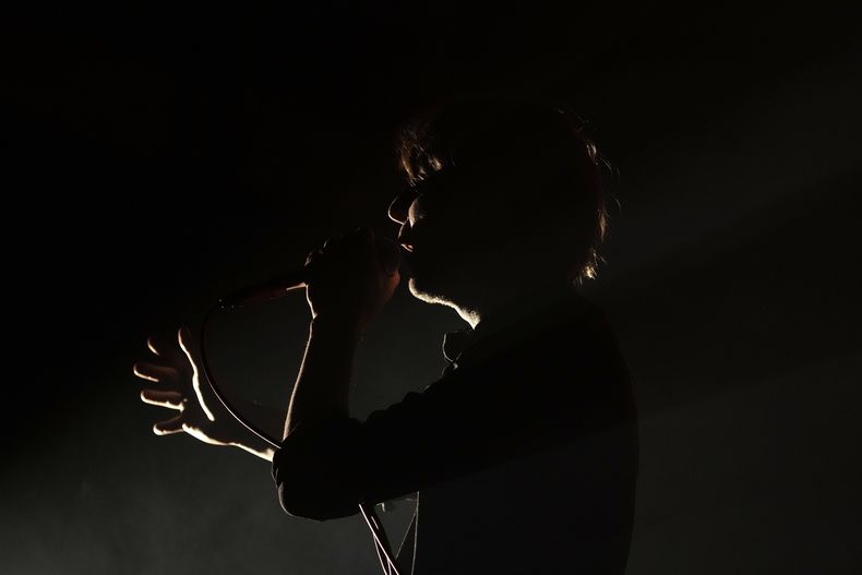 El vocalista Thomas Mars de la banda Phoenix durante su concierto en el festival Corona Capital de la Ciudad de México el viernes 17 de noviembre de 2023. (Foto AP/Eduardo Verdugo)