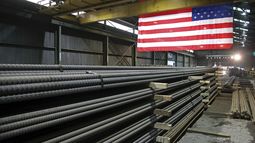 En esta imagen del 9 de mayo de 2019 se pueden ver varillas de acero en la planta de producción de Gerday Ameristeel, en St. Paul, Minnesota. (AP Foto/Jim Mone, Archivo)
