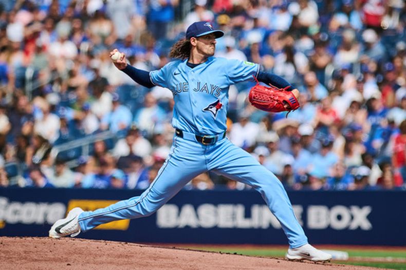 Kevin Gausman (34), de los Azulejos de Toronto, lanza contra los Cardenales de San Luis durante la primera entrada de un partido de béisbol en Toronto, el sábado 1 de agosto de 2026. (Sammy Kogan/The Canadian Press vía AP)