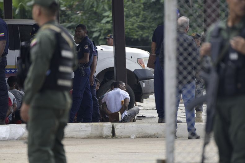 Presos sentados con las manos a la espalda durante una intervención militar en el centro penitenciario de Tocorón, en Tocorón, Venezuela, el miércoles 20 de septiembre de 2023. Militares ejecutaron la intervención en un intento de desmantelar una de las bandas criminales en el país, de acuerdo con el ministro de Interior, el almirante en jefe Remigio Ceballos. (AP Foto/Ariana Cubillos)