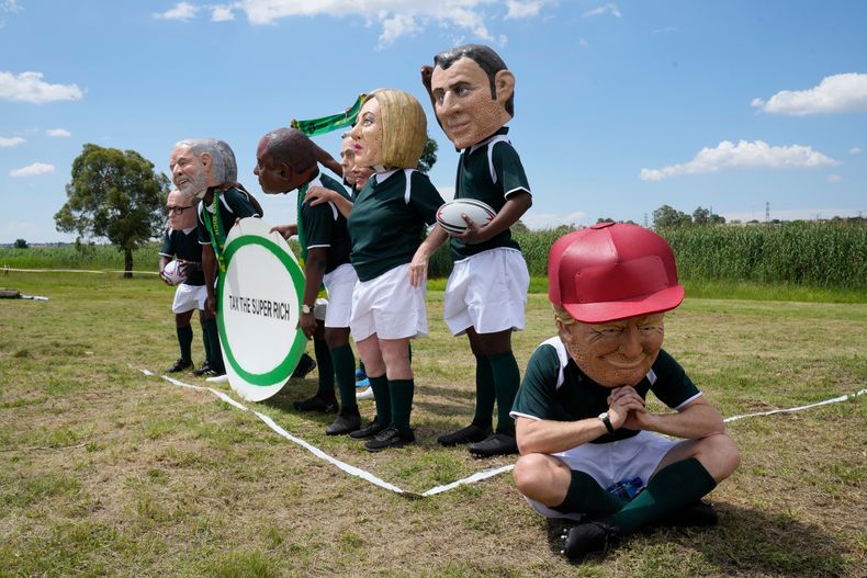 Manifestantes disfrazados de líderes mundiales protestan durante la cumbre del G20 en Johannesburgo, Sudáfrica, el 22 de noviembre del 2025. (AP foto/Themba Hadebe)