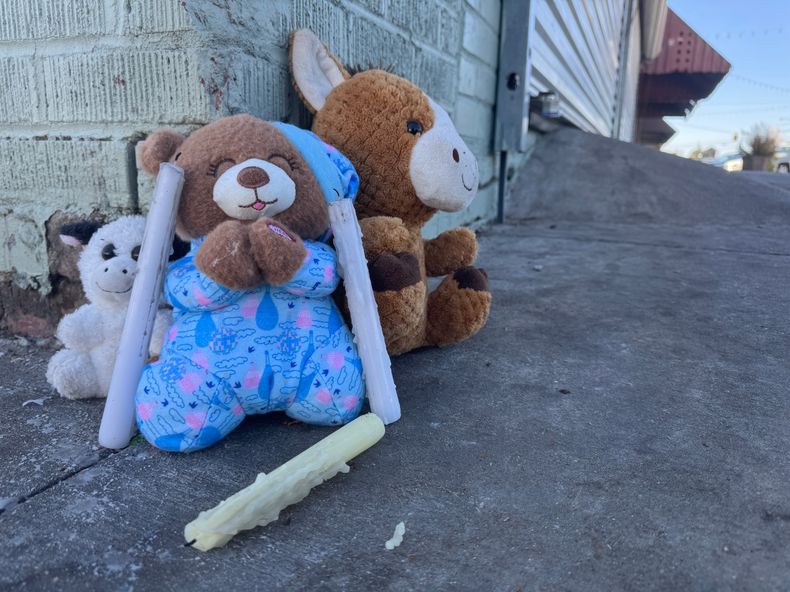 Un pequeño memorial cerca del lugar del tiroteo en Leland, Mississippi el 16 de octubre del 2025. (AP foto/Sophie Bates)
