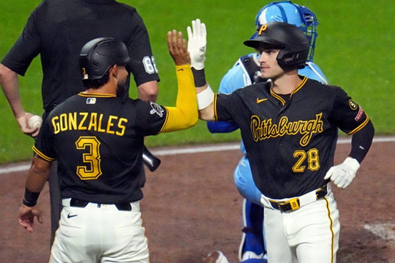 El pelotero de los Piratas de Pittsburgh, Jake Mangum (28), celebra con Nick Gonzales (3) tras conectar un cuadrangular de dos carreras ante el lanzador de los Reales de Kansas City, Noah Cameron, durante la cuarta entrada de un partido de béisbol en Pittsburgh, el sábado 19 de septiembre de 2026. (Foto AP/Gene J. Puskar)