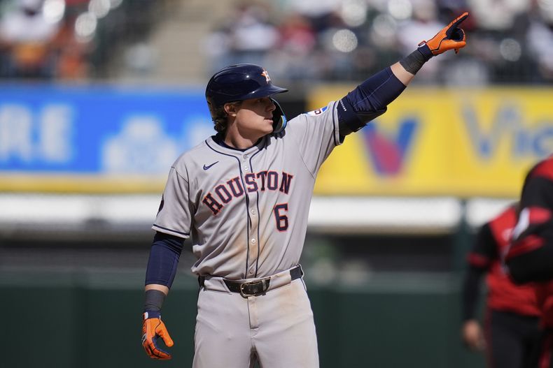 Jake Meyers de los Astros de Houston hace un gesto tras batear un doble en la octava entrada ante los Medias Blancas de Chicago el sábado 3 de mayo del 2025. (AP Foto/Erin Hooley)