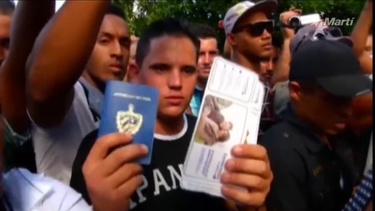 cientos de cubanos protestan frente a embajada de ecuador en la habana