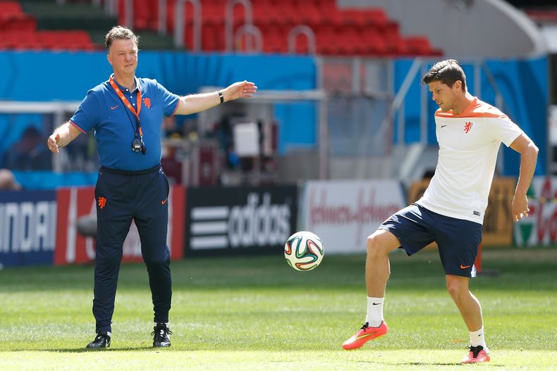 El t&eacute;cnico de Holanda, Louis van Gaal, izquierda, y el jugador Klaas-Jan Huntelaar participan en un entrenamiento el viernes, 11 de julio de 2014, en Brasilia. (AP Photo/Eraldo Peres)