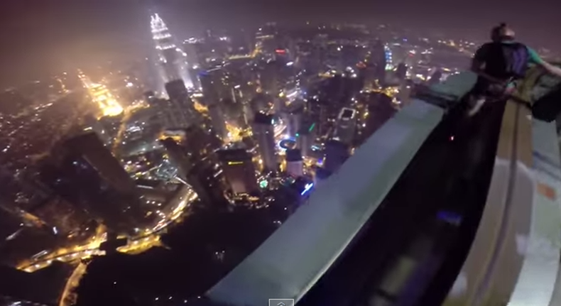Los paracaidistas John Van Horne, Matt Frohlich y Andy Lewis se lanzaron desde la cima de la Torre de Kuala Lumpur, en Malasia, y aterrizaron en una fiesta en el techo de un edificio cercano