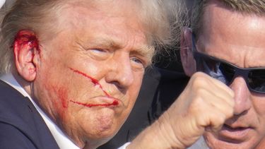 El expresidente y virtual candidato republicano Donald Trump hace un gesto estando en custodia de agentes del Servicio Secreto al momento de ser retirado del escenario en un acto de campaña en Butler, Pensilvania, el sábado 13 de julio de 2024. (AP Foto/Gene J. Puskar)