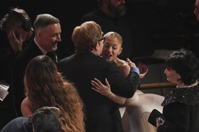 Elton John, izquierda, y Ariana Grande se dan un abrazo en la ceremonia de los Oscar el domingo 2 de marzo de 2025 en el Teatro Dolby en Los Angeles. (Foto AP/Chris Pizzello)