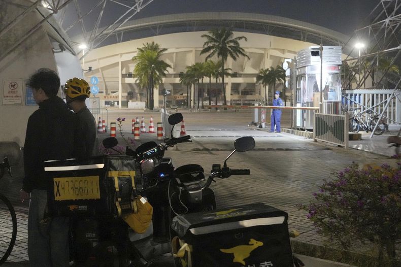 En esta imagen, un centro deportivo donde un hombre embistió contra gente que hacía ejercicio en Zhuhai, China, el lunes 11 de noviembre de 2024. (Kyodo News via AP)