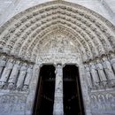 La entrada principal de la Catedral de Notre-Dame de París aparece después de que el presidente francés Emmanuel Macron visitara los interiores restaurados del monumento, el viernes 29 de noviembre de 2024, en París. (Stephane de Sakutin, Pool via AP)