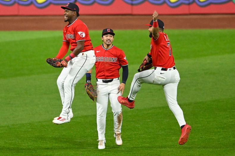 Desde la izquierda, los jardineros Angel Martínez, Steven Kwan y George Valera de los Guardianes de Cleveland celebran la victoria de los ante los Astros de Houston, el martes 21 de abril de 2026. (AP Foto/David Richard)