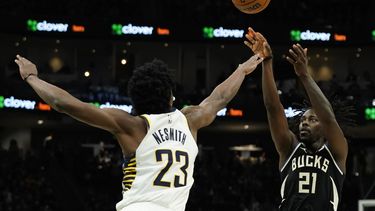 Holiday enciende tardía voltereta y Bucks superan a Pacers