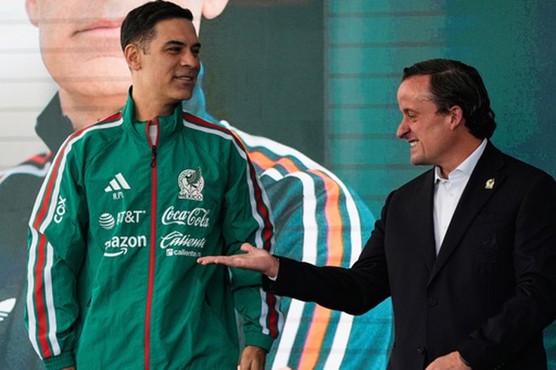 El presidente ejecutivo de la Federación Mexicana de Fútbol, Mikel Arriola (derecha), y el nuevo director técnico de la selección nacional, Rafael Márquez, posan para una fotografía durante una conferencia de prensa en la Ciudad de México, el jueves 10 de septiembre de 2026. (Foto AP/Fernando Llano)