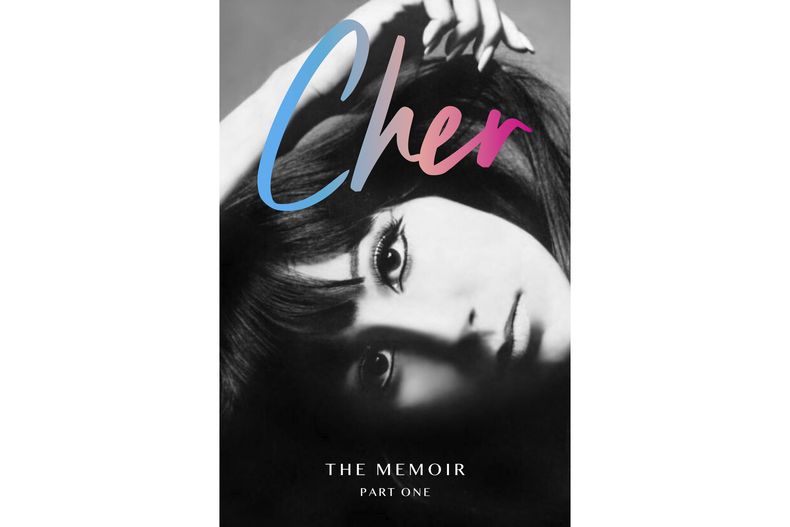 Esta imagen de portada publicada por Dey Street Books muestra Cher: The Memoir, Part One, que se publicará el 19 de noviembre. (Dey Street Books via AP)