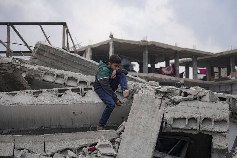Un niño se sienta entre los escombros de una casa destruida por la campaña aérea y terrestre de Israel contra Hamás en Jabaliya, en el norte de Gaza, el miércoles 19 de febrero de 2025. (AP Foto/Abdel Kareem Hana)