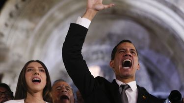 Líder opositor llega a Venezuela y llama a nueva protesta
