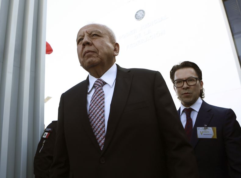 ARCHIVO - El jefe del Instituto Nacional de Migración, Francisco Garduño, al frente, a su llegada a la corte en Ciudad Juárez, México, el 21 de abril de 2023. (AP Foto/Christian Chávez, Archivo)