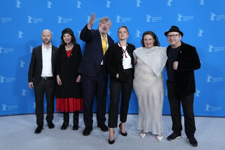 El actor polaco Zbigniew Zamachowski, la guionista, actriz y directora estadounindense Lena Dunham, la directora alemana Julia von Heinz, el actor británico y comediante Stephen Fry, la autora australiana Lily Brett, y el productor Fabian Gasmia posan en una sesión de la película Treasure en el Festival Internacional de Cine de Berlín en Berlín, el sábado 17 de febrero de 2024. (Foto AP/Ebrahim Noroozi)