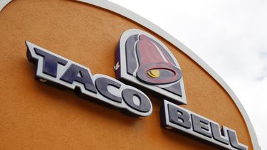 Un letrero fuera de una sucursal de Taco Bell, el 23 de mayo de 2014, en Mount Lebanon, Pensilvania. (AP Foto/Gene J. Puskar, Archivo)