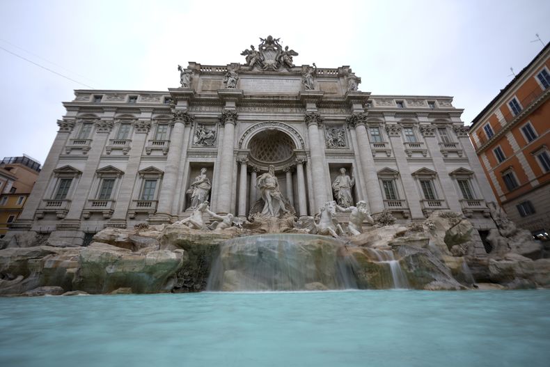 La Fuente de Trevi, una de las principales atracciones de la capital italiana, reabre después de tres meses de renovaciones, en Roma, el domingo 22 de diciembre de 2024. (AP Foto/Andrew Medichini)