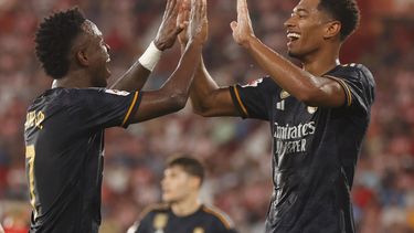Vinicius Junior del Real Madrid celebra con Jude Bellingham después de anotar el tercer gol del equipo en el triunfo ante el Almería el sábado 19 de agosto del 2023. (AP Foto/Fermin Rodriguez)