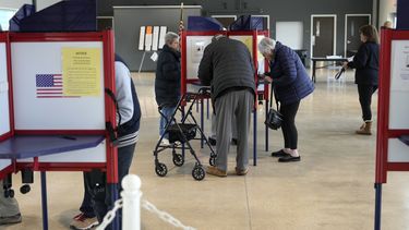 Electores votan en los comicios para la Corte Suprema estatal, el martes 1 de abril de 2025, en Milwaukee. (AP Foto/Kayla Wolf)