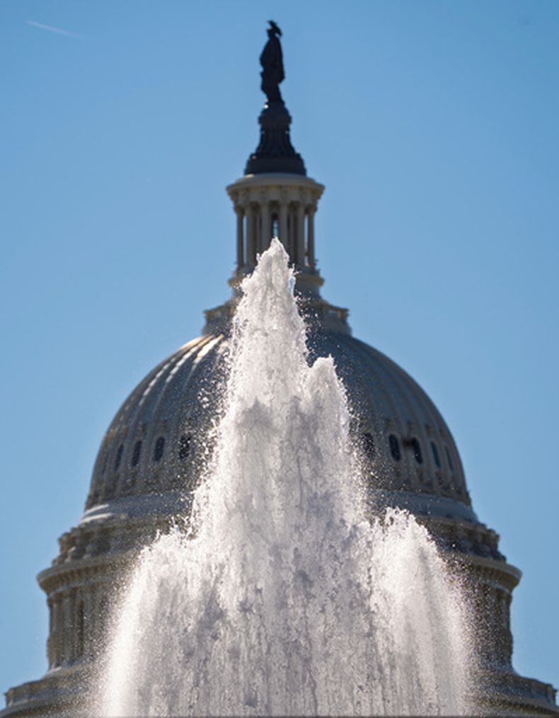 La cúpula del Capitolio tras una fuente de agua en Washington, el lunes 26 de octubre de 2026. (AP Foto/J. Scott Applewhite)