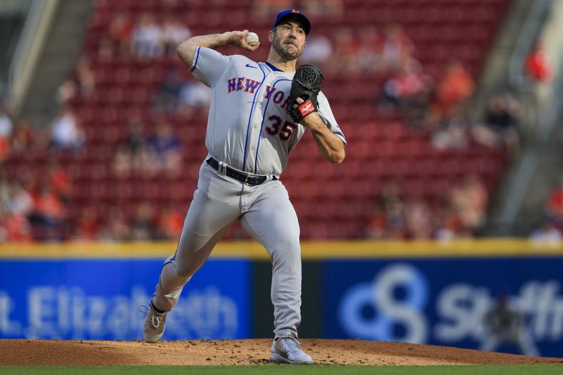 Justin Verlander, de los Mets de Nueva York, lanza durante la primera entrada del juego de béisbol en contra de los Rojos de Cincinnati, el miércoles 10 de mayo de 2023. (AP Foto/Aaron Doster)