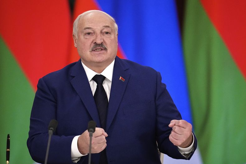 ARCHIVO - El presidente de Bielorrusia, Alexander Lukashenko, hace gestos durante una conferencia de prensa con el presidente de Rusia, Vladímir Putin, tras sus conversaciones en el Gran Palacio del Kremlin en Moscú, el 13 de marzo de 2025. (AP Foto/Alexander Zemlianichenko, Archivo)