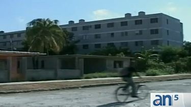 americateve | Una de las promesas de Fidel Castro al tomar el poder en 1959 era la de proveerle a cada cubano una vivienda decorosa.  Más de medio siglo después, el sueño de una casa confortable es absolutamente inalcanzable para el cubano promedio.