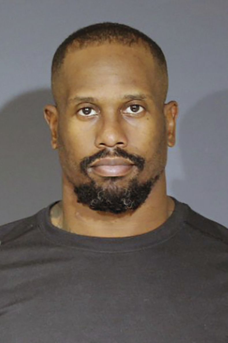 Foto del 30 de noviembre del 2023 de la prisión regional DeSoto de Von Miller después de que se entregó por un caso de violencia doméstica. (DeSoto Regional Jail via AP)