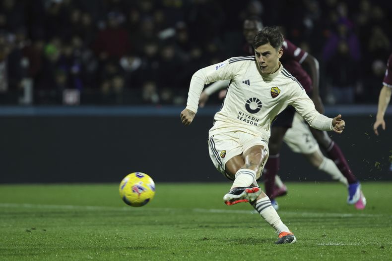 Paulo Dybala anota el primer gol de la Roma ante Salernitana en la Serie A de Italia, el lunes 29 de enero de 2024, en Salerno. (Alessandro Garofalo/LaPresse vía AP)
