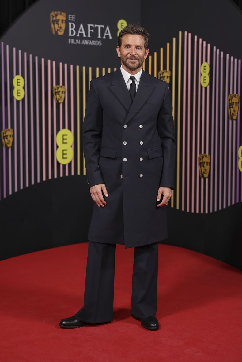 Bradley Cooper posa a su llegada a la 77a entrega de los Premios de la Academia Británica de Cine (BAFTA) en Londres el domingo 18 de febrero de 2024. (Foto Vianney Le Caer/Invision/AP)
