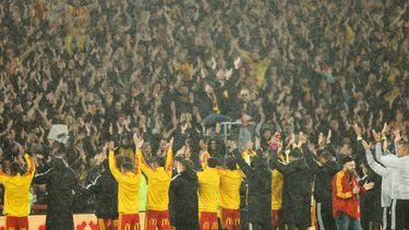 Los jugadores del Lens aplauden a sus aficionados después del partido de fútbol de la Ligue 1 de Francia entre el Lens y el Lyon en Lens, Francia, el viernes 9 de octubre de 2026. (Foto AP/Jean-Francois Badias)