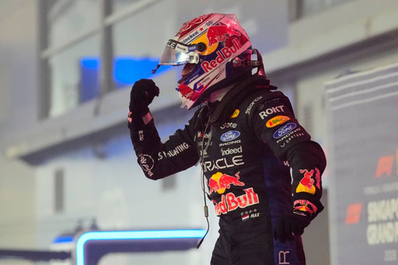 El neerlandés Max Verstappen de la escudería Red Bull celebra tras ganar el Gran Premio de Singapur el domingo 11 de octubre del 2026. (AP Foto/Vincent Thian)