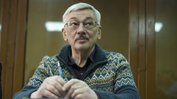 Oleg Orlov, copresidente del grupo de derechos humanos Memorial, ganador del Premio Nobel de la Paz, asiste a su juicio por cargos de desacreditar al ejército ruso, en Moscú, Rusia, el 26 de febrero de 2024. (Foto AP/Alexander Zemlianichenko)