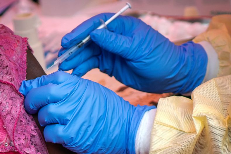 Una persona es vacunada contra el ébola en Beni, Congo el 13 de julio del 2019. (AP foto/Jerome Delay)