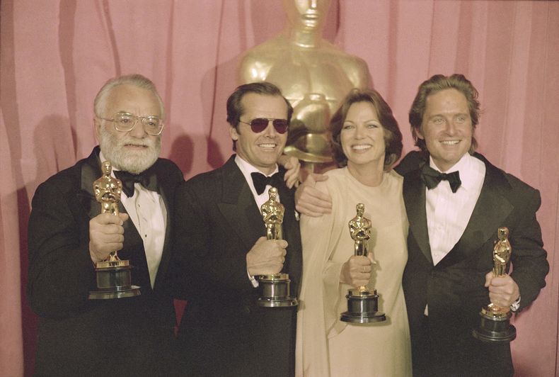 ARCHIVO - Miembros del elenco y el equipo de “One Flew Over the Cuckoo’s Nest”, ganadores de los Oscar a mejor director, mejor actor, mejor actriz y mejor película, de izquierda a derecha, el director Milos Forman, el actor Jack Nicholson, la actriz Louise Fletcher y el coproductor Michael Douglas, aparecen en los Oscar el 30 de marzo de 1976. (Foto AP, archivo)