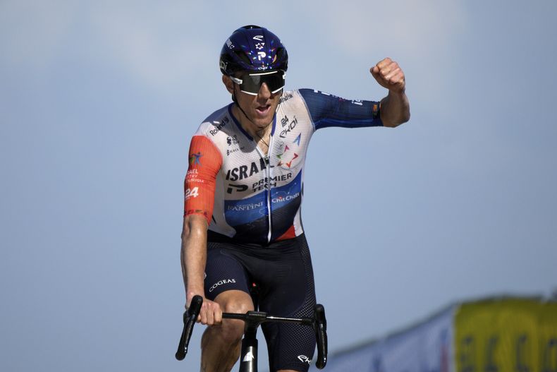 Michael Woods se acerca a la meta para ganar la novena etapa del Tour de Francia, el domingo 9 de julio de 2023, en Puy de Dome. (AP Foto/Daniel Cole)