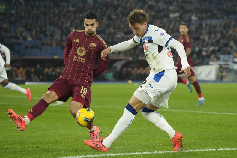 Zeki Celik (izquierda) de la Roma y Mateo Retegui de Atalanta pugnan por el balón en el partido de la Serie A, el lunes 2 de octubre de 2024, en Roma. (AP Foto/Gregorio Borgia)