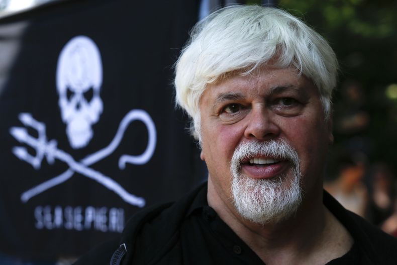 ARCHIVO - Paul Watson, el otrora fundador y presidente de Sea Shepherd Conservation, una organización internacional en defensa de la conservación de la fauna marina y los ecosistemas, participa en una protesta contra el gobierno de Costa Rica cerca de la residencia del presidente alemán durante una visita del mandatario costarricense a Berlín, Alemania, el miércoles 23 de mayo de 2012. (AP Foto/Markus Schreiber, archivo)